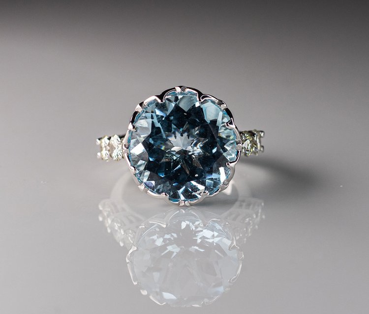 Bague avec topaze bleue Ocean's Tranquility