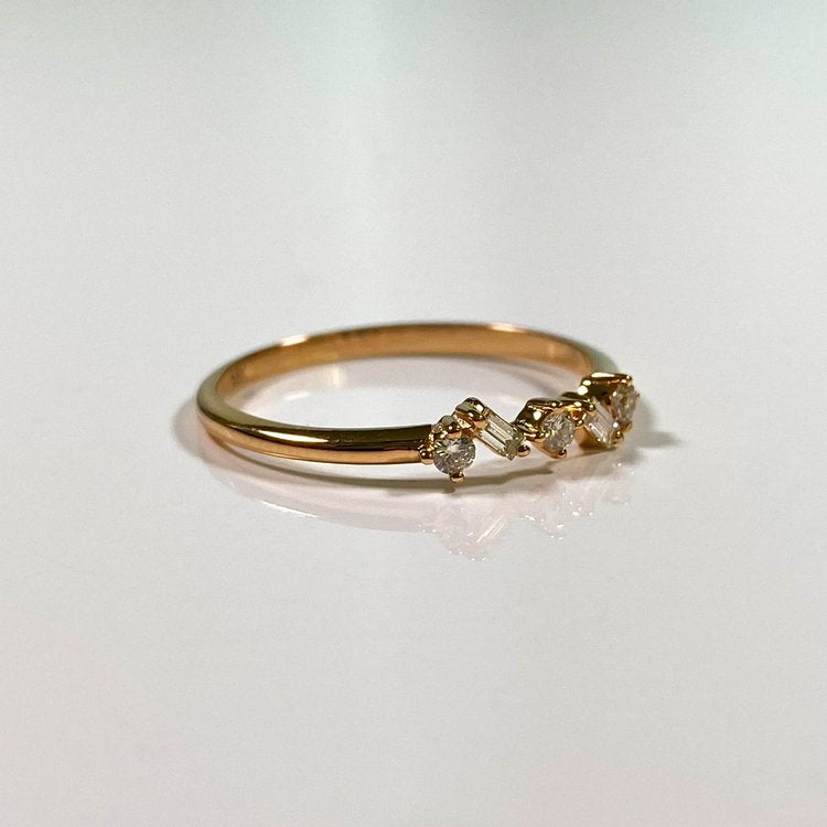 Luxurious 18kt Gold Diamond Ring with 5 Diamonds