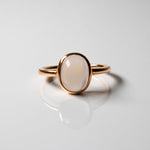 Carregue a imagem no visualizador da Galeria, Anel Rainbow Moonstone em ouro rosa 18kt
