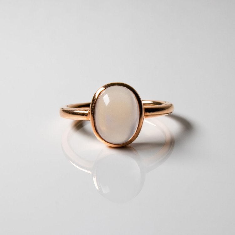 Anel Rainbow Moonstone em ouro rosa 18kt