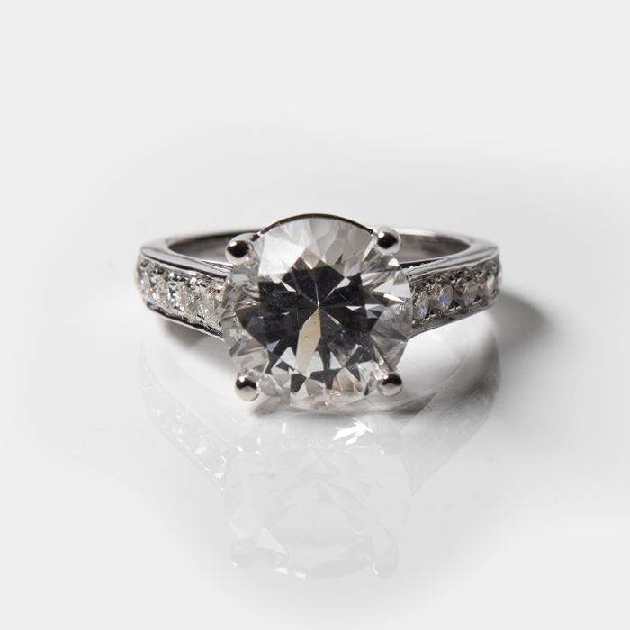 Timeless White Topaz Ring - 18kt White Gold, 1 White Topaz