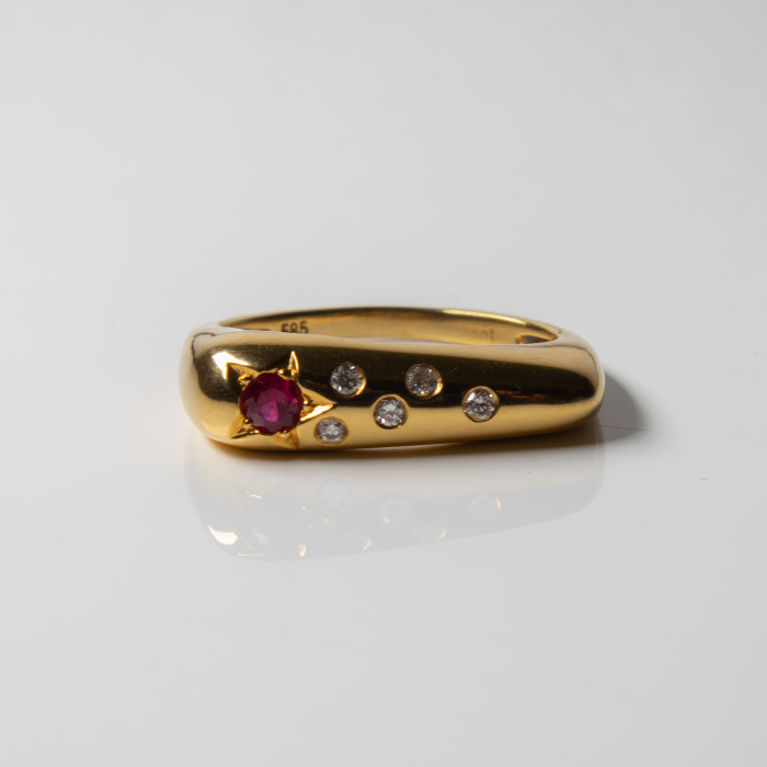 Ruby and Diamond Ring - 18kt Gold, 1 Ruby, 5 Diamonds