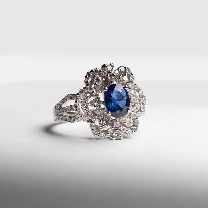 Bague luxueuse en saphir bleu