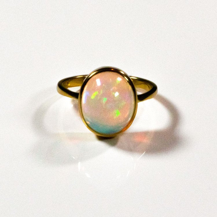 Exquisite 18kt Yellow Gold Opal Ring