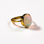 Charger l&#39;image dans la visionneuse de galerie, Exquise bague opale en or jaune 18 carats
