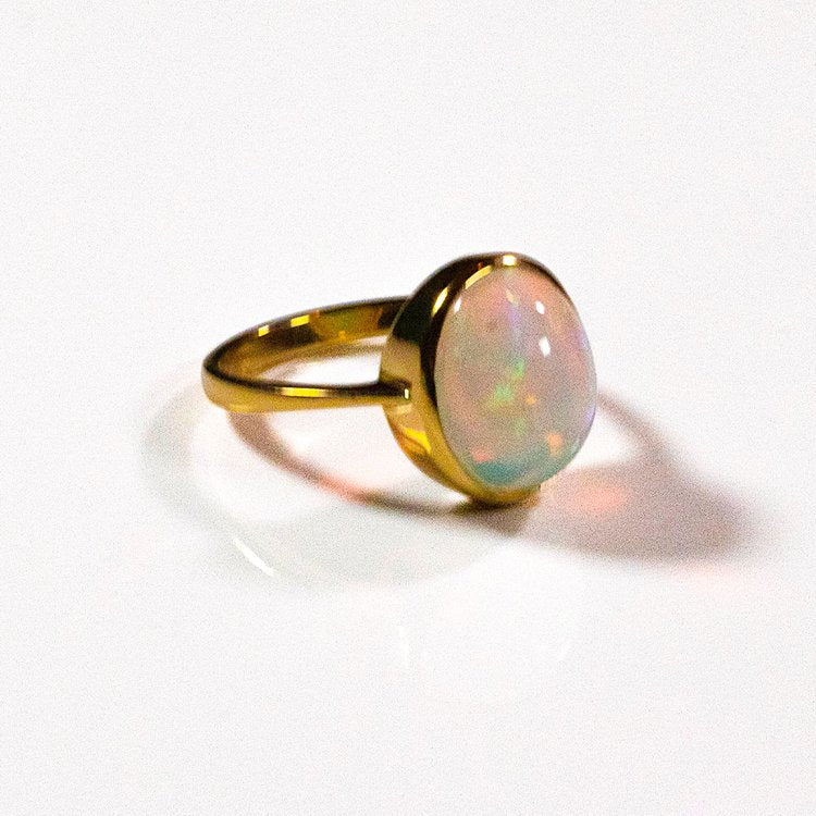 Exquisite 18kt Yellow Gold Opal Ring