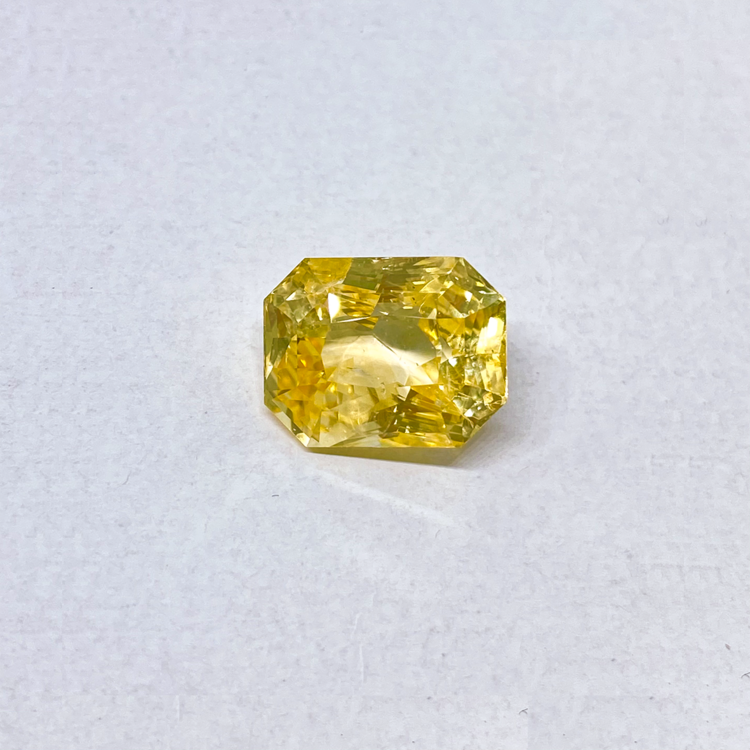 Saphir jaune (10,84 ct) non chauffé 