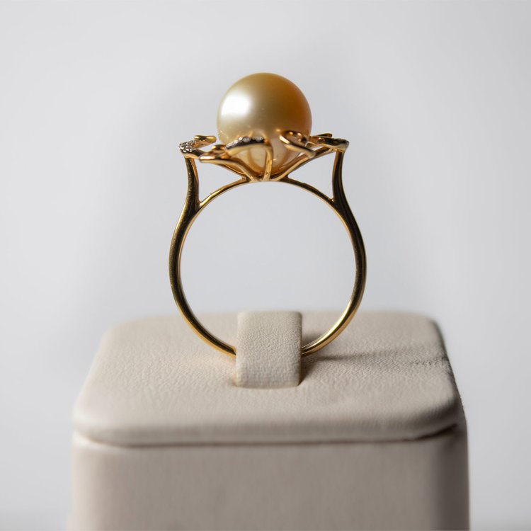 Luxurious Gold Pearl Ring with Diamonds